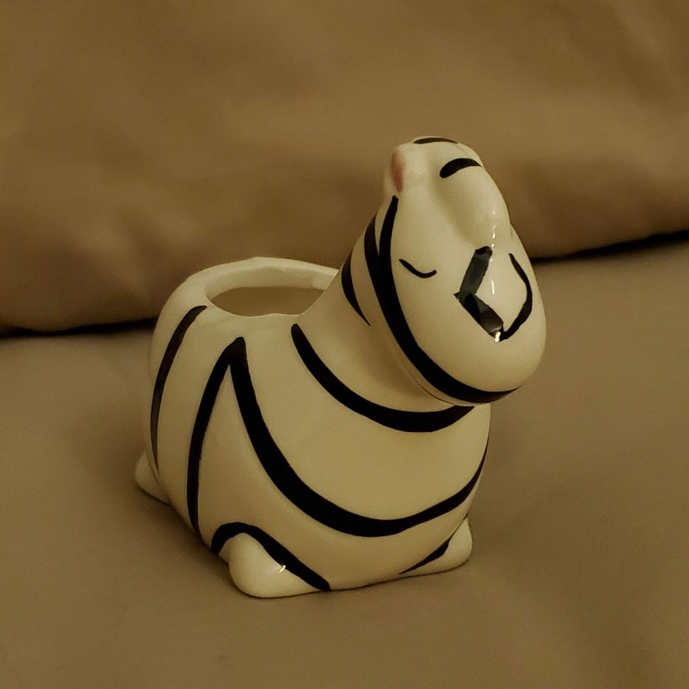 Zebra Plant Pot, Ceramic Animal Planter for Succulents or Air Plants - Picture 4 of 7